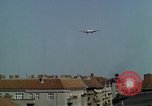Standbild Flughafen Tempelhof Berlin Deutschland, 1961, aus Sekunde 56 historischem Filmmaterial Videoclip 65675045568