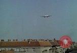 Standbild Flughafen Tempelhof Berlin Deutschland, 1961, aus Sekunde 57 historischem Filmmaterial Videoclip 65675045568