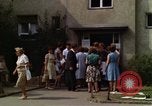 Standbild Flüchtlinge Berlin Deutschland, 1961, aus Sekunde 27 historischem Filmmaterial Videoclip 65675045570