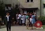 Standbild Flüchtlinge Berlin Deutschland, 1961, aus Sekunde 32 historischem Filmmaterial Videoclip 65675045570