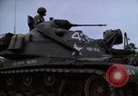 Standbild militärischen Tanks Berlin Deutschland, 1961, aus Sekunde 31 historischem Filmmaterial Videoclip 65675045571