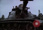 Standbild militärischen Tanks Berlin Deutschland, 1961, aus Sekunde 43 historischem Filmmaterial Videoclip 65675045571
