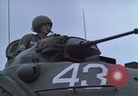 Standbild militärischen Tanks Berlin Deutschland, 1961, aus Sekunde 54 historischem Filmmaterial Videoclip 65675045571