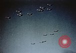 Immagine di Vista della missione da "Memphis Belle" Wilhelmshaven Germania, 1943, secondo 16 filmato di repertorio 65675045582