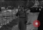 Image Maréchal Erick von Manstein jette gerbe sur de graves du général Schulz l'Ukraine, 1944, de la seconde 1 séquences d'archives historiques vidéo 65675045585
