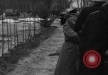 Image Maréchal Erick von Manstein jette gerbe sur de graves du général Schulz l'Ukraine, 1944, de la seconde 4 séquences d'archives historiques vidéo 65675045585