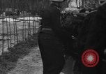 Image Maréchal Erick von Manstein jette gerbe sur de graves du général Schulz l'Ukraine, 1944, de la seconde 5 séquences d'archives historiques vidéo 65675045585