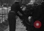 Image Maréchal Erick von Manstein jette gerbe sur de graves du général Schulz l'Ukraine, 1944, de la seconde 7 séquences d'archives historiques vidéo 65675045585