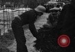 Image Maréchal Erick von Manstein jette gerbe sur de graves du général Schulz l'Ukraine, 1944, de la seconde 8 séquences d'archives historiques vidéo 65675045585