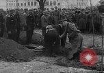 Image Maréchal Erick von Manstein jette gerbe sur de graves du général Schulz l'Ukraine, 1944, de la seconde 9 séquences d'archives historiques vidéo 65675045585