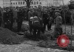 Image Maréchal Erick von Manstein jette gerbe sur de graves du général Schulz l'Ukraine, 1944, de la seconde 10 séquences d'archives historiques vidéo 65675045585