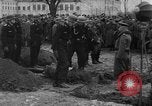 Image Maréchal Erick von Manstein jette gerbe sur de graves du général Schulz l'Ukraine, 1944, de la seconde 11 séquences d'archives historiques vidéo 65675045585