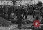 Image Maréchal Erick von Manstein jette gerbe sur de graves du général Schulz l'Ukraine, 1944, de la seconde 12 séquences d'archives historiques vidéo 65675045585