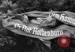 Image Maréchal Erick von Manstein jette gerbe sur de graves du général Schulz l'Ukraine, 1944, de la seconde 13 séquences d'archives historiques vidéo 65675045585