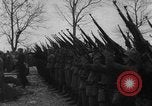 Image Maréchal Erick von Manstein jette gerbe sur de graves du général Schulz l'Ukraine, 1944, de la seconde 16 séquences d'archives historiques vidéo 65675045585