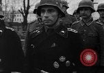 Image Maréchal Erick von Manstein jette gerbe sur de graves du général Schulz l'Ukraine, 1944, de la seconde 17 séquences d'archives historiques vidéo 65675045585