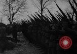 Image Maréchal Erick von Manstein jette gerbe sur de graves du général Schulz l'Ukraine, 1944, de la seconde 18 séquences d'archives historiques vidéo 65675045585