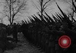 Image Maréchal Erick von Manstein jette gerbe sur de graves du général Schulz l'Ukraine, 1944, de la seconde 19 séquences d'archives historiques vidéo 65675045585