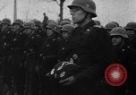 Image Maréchal Erick von Manstein jette gerbe sur de graves du général Schulz l'Ukraine, 1944, de la seconde 20 séquences d'archives historiques vidéo 65675045585