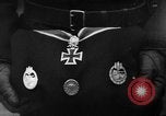 Image Maréchal Erick von Manstein jette gerbe sur de graves du général Schulz l'Ukraine, 1944, de la seconde 21 séquences d'archives historiques vidéo 65675045585