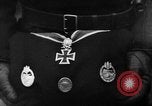 Image Maréchal Erick von Manstein jette gerbe sur de graves du général Schulz l'Ukraine, 1944, de la seconde 22 séquences d'archives historiques vidéo 65675045585