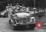 Standbild US Army Kriegsgefangenen und Deutsche Entwicklungen in der nähe von Malmedy Malmedy Belgien, 1944, aus Sekunde 12 historischem Filmmaterial Videoclip 65675045610