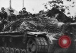 Standbild US Army Kriegsgefangenen und Deutsche Entwicklungen in der nähe von Malmedy Malmedy Belgien, 1944, aus Sekunde 20 historischem Filmmaterial Videoclip 65675045610