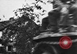 Standbild US Army Kriegsgefangenen und Deutsche Entwicklungen in der nähe von Malmedy Malmedy Belgien, 1944, aus Sekunde 21 historischem Filmmaterial Videoclip 65675045610
