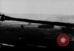 Standbild US Army Kriegsgefangenen und Deutsche Entwicklungen in der nähe von Malmedy Malmedy Belgien, 1944, aus Sekunde 29 historischem Filmmaterial Videoclip 65675045610