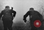 Standbild US Army Kriegsgefangenen und Deutsche Entwicklungen in der nähe von Malmedy Malmedy Belgien, 1944, aus Sekunde 37 historischem Filmmaterial Videoclip 65675045610