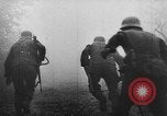 Standbild US Army Kriegsgefangenen und Deutsche Entwicklungen in der nähe von Malmedy Malmedy Belgien, 1944, aus Sekunde 38 historischem Filmmaterial Videoclip 65675045610