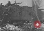 Standbild US Army Kriegsgefangenen und Deutsche Entwicklungen in der nähe von Malmedy Malmedy Belgien, 1944, aus Sekunde 46 historischem Filmmaterial Videoclip 65675045610