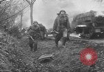 Standbild US Army Kriegsgefangenen und Deutsche Entwicklungen in der nähe von Malmedy Malmedy Belgien, 1944, aus Sekunde 59 historischem Filmmaterial Videoclip 65675045610