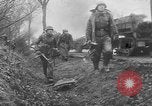 Standbild US Army Kriegsgefangenen und Deutsche Entwicklungen in der nähe von Malmedy Malmedy Belgien, 1944, aus Sekunde 60 historischem Filmmaterial Videoclip 65675045610