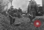 Standbild US Army Kriegsgefangenen und Deutsche Entwicklungen in der nähe von Malmedy Malmedy Belgien, 1944, aus Sekunde 61 historischem Filmmaterial Videoclip 65675045610