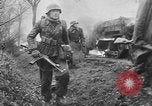 Standbild US Army Kriegsgefangenen und Deutsche Entwicklungen in der nähe von Malmedy Malmedy Belgien, 1944, aus Sekunde 62 historischem Filmmaterial Videoclip 65675045610