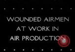 Standbild Verwundet Army Air Force Soldaten im Krieg Factory Denver Colorado USA, 1945, aus Sekunde 1 historischem Filmmaterial Videoclip 65675045613