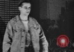Standbild Verwundet Army Air Force Soldaten im Krieg Factory Denver Colorado USA, 1945, aus Sekunde 21 historischem Filmmaterial Videoclip 65675045613