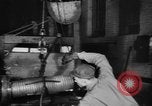 Standbild Verwundet Army Air Force Soldaten im Krieg Factory Denver Colorado USA, 1945, aus Sekunde 40 historischem Filmmaterial Videoclip 65675045613