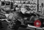 Standbild Verwundet Army Air Force Soldaten im Krieg Factory Denver Colorado USA, 1945, aus Sekunde 50 historischem Filmmaterial Videoclip 65675045613