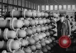 Standbild Verwundet Army Air Force Soldaten im Krieg Factory Denver Colorado USA, 1945, aus Sekunde 51 historischem Filmmaterial Videoclip 65675045613
