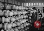 Standbild Verwundet Army Air Force Soldaten im Krieg Factory Denver Colorado USA, 1945, aus Sekunde 52 historischem Filmmaterial Videoclip 65675045613