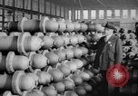 Standbild Verwundet Army Air Force Soldaten im Krieg Factory Denver Colorado USA, 1945, aus Sekunde 53 historischem Filmmaterial Videoclip 65675045613