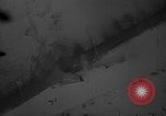 Standbild strafing europäische Theater, 1944, aus Sekunde 27 historischem Filmmaterial Videoclip 65675045674