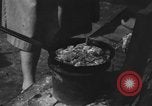 Image Des civils américains Santo Tomas Philippines, 1945, de la seconde 32 séquences d'archives historiques vidéo 65675045813