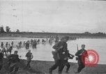 Image Army Rangers avec Alamo Scouts et des guérilleros philippins d'un camp de prisonniers japonais raid Cabanatuan Philippines, 1945, de la seconde 6 séquences d'archives historiques vidéo 65675045815