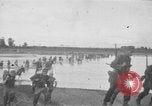Image Army Rangers avec Alamo Scouts et des guérilleros philippins d'un camp de prisonniers japonais raid Cabanatuan Philippines, 1945, de la seconde 7 séquences d'archives historiques vidéo 65675045815
