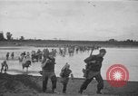 Image Army Rangers avec Alamo Scouts et des guérilleros philippins d'un camp de prisonniers japonais raid Cabanatuan Philippines, 1945, de la seconde 9 séquences d'archives historiques vidéo 65675045815