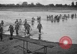 Image Army Rangers avec Alamo Scouts et des guérilleros philippins d'un camp de prisonniers japonais raid Cabanatuan Philippines, 1945, de la seconde 10 séquences d'archives historiques vidéo 65675045815