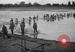 Image Army Rangers avec Alamo Scouts et des guérilleros philippins d'un camp de prisonniers japonais raid Cabanatuan Philippines, 1945, de la seconde 11 séquences d'archives historiques vidéo 65675045815